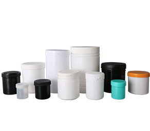 大口塑料瓶可分為螺旋式外蓋，按壓蓋外蓋、螺旋帶防盜等多種密封方式，內(nèi)外壁光滑，敞口盛裝、倒放物品方便，耐酸堿、耐腐蝕，防漏性強(qiáng)。